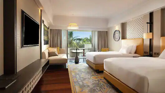 King Cliff Tower Pool View 